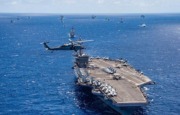 미국의 핵추진 항공모함 칼빈슨함이 2018년 7월 하와이 일대에서 실시된 다국적 해상 연합훈련인 림팩(RIMPAC·환태평양훈련)에서 기동하고 있다. /미 해군