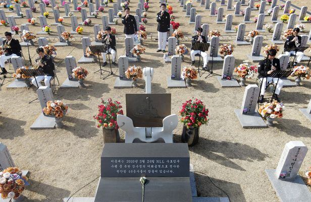 지난 17일 국립대전현충원 천안함 46용사 묘역에서 의전 단원들이 ‘천안함가’와 ‘꽃 피는 날’ 등을 부르며 추모연주를 하고 있다. /신현종 기자