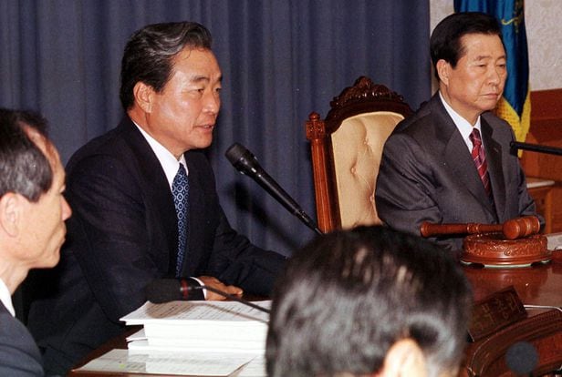 2000년 5월 23일 청와대에서 열린 국무회의에 참석한 이한동 국무총리서리가 인사말을 하고 있다/조선일보DB