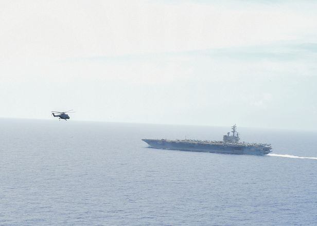 지난 2일 2해군 환태평양훈련전단장인 안상민 준장이 탑승한 미국 해상작전헬기(MH-60)가 미 항모 로널드레이건함(Ronald Reagan)으로 이동하고 있다. /합동참모본부
