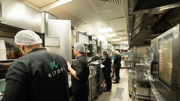 두바이의 '다크 키친' 업체 키토피의 주방에서 직원들이 음식을 조리하고 있다. 키토피는 중동 전역 식당 100여곳과 계약을 맺고, 이 식당들의 레시피로 음식을 만들어 소비자에게 배달한다. /키토피
