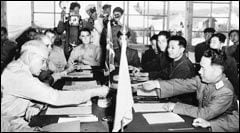 정전협정 발효에 따라 1953년 7월 28일 처음 열린 군사정전위원회 첫 회의에서 유엔군 사령관인 블랙시어 브라이언 소장과 북한 인민군 이상초 중장이 서로 신임장을 제시하고 있다. 이 소장 오른쪽(사진 왼쪽)은 중국의 팅쿼조 장군, 그 옆은 차이쳉웬 장군.