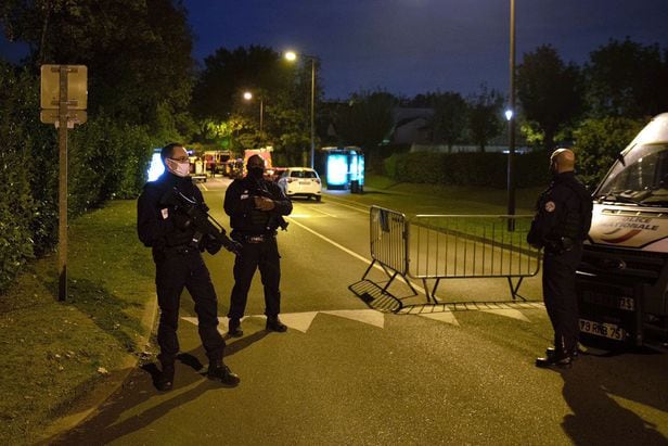 교사가 목에 잘려 살해된 파리 서쪽 외곽의 콩플랑-생트-오노린의 범행 현장 주변의 무장한 경찰관들./AFP 연합뉴스 