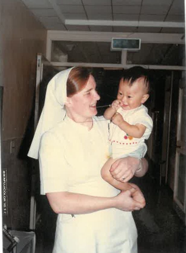 목포 성골롬반 병원 간호사로 근무하던 1980년, 아이를 안고 있는 32세 라이언 수녀. /라이언 수녀 제공