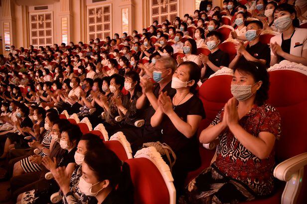 7월 3일 북한 평양의 삼지연극장에서 신종 코로나바이러스 감염증(코로나19) 예방 마스크를 쓴 주민들이 '국무위원회 연주단'의 공연을 관람하면서 손뼉을 치고 있다. /AFP 연합뉴스