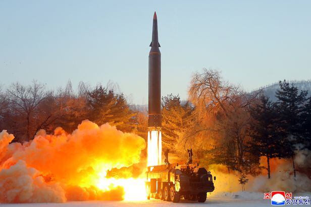 1월5일 북한 극초음속 미사일이 자강도에서 시험발사되고 있다. 원뿔형 기동탄두를 장착한 것이 특징이다. /연합뉴스