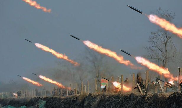 북한군 서부전선 부대들의 포사격 경기가 벌어진 20일 서해안 일대에서 방사포(다연장로켓) 포탄들이 불을 뿜으며 날아가고 있다.