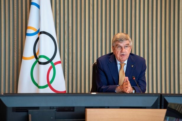 토마스 바흐 IOC(국제올림픽위원회) 위원장이 8일 스위스에서 기자회견을 갖는 모습/로이터 연합뉴스