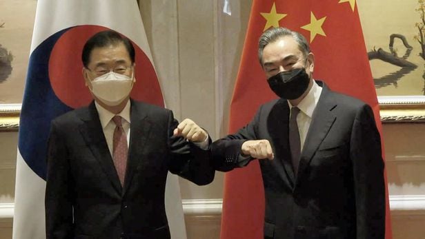 정의용(왼쪽) 외교부 장관과 왕이 중국 외교부장이 3일 중국 푸젠성 샤먼에서 외교장관 회담에 참석하기 전 팔꿈치 인사를 하고 있다./뉴시스
