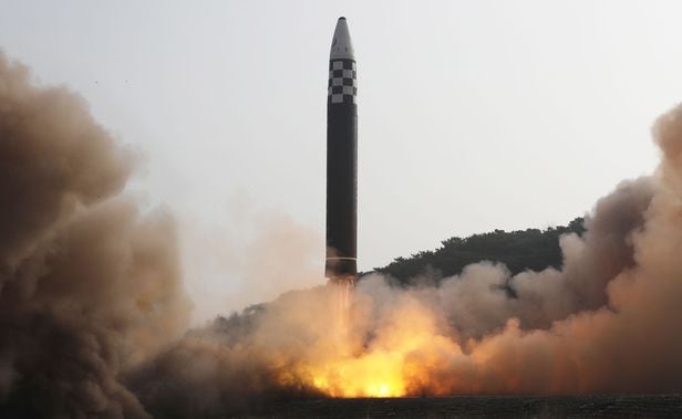 북한 대륙간탄도미사일(ICBM) 화성-17형 모습. /조선중앙통신 뉴스1