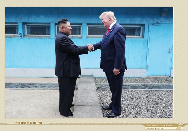 도널드 트럼프 전 미국 대통령과 북한 김정은이 2019년 6월 30일 남북미 판문점에서 만나 악수를 나누고 있는 모습. /뉴스1
