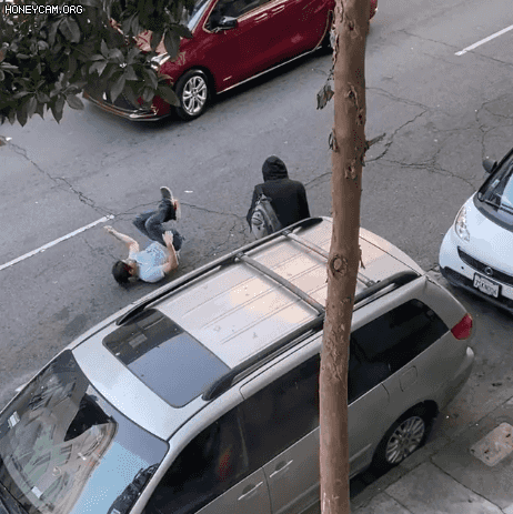 미국 필라델피아의 한 차도에서 촬영된 영상. 펜타닐 중독으로 보이는 남성이 몸을 못가누고 쓰러진다. /트위터