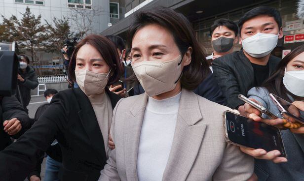 더불어민주당 이재명 대선 후보의 아내 김혜경씨가 9일 오후 서울 여의도 중앙당사에서 기자회견을 마친 뒤 질문 세례를 받으며 당사를 나서고 있다. /연합뉴스