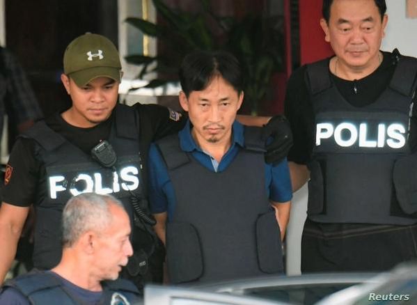 김정남 암살 사건 용의자로 말레이시아 경찰에 의해 체포됐던 리정철이 2017년 3월 쿠알라룸푸르 세팡 경찰서에서 방탄조끼를 입은 채 공항으로 향하는 차에 오르고 있다. /로이터 연합뉴스