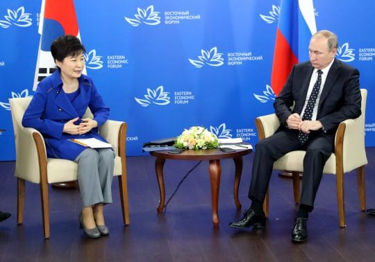 박근혜 대통령과 블라디미르 푸틴 러시아 대통령이 3일(현지시각) 러시아 블라디보스토크 극동연방대학에서 동방경제포럼(EEF)에서 대화하고 있다.