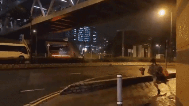 홍콩에서 태풍 사올라의 강풍으로 넘어져 수십미터 날아간 여성. /엑스