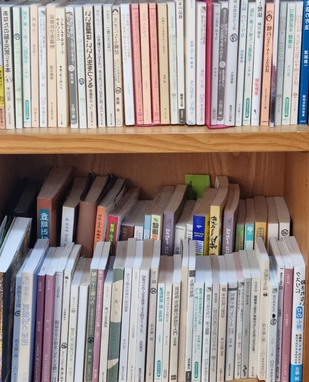 이시형 박사의 서울 선릉로 사무실 서가에 꽂혀 있는 책들. 80% 정도는 일본어 서적이다./송의달 기자
