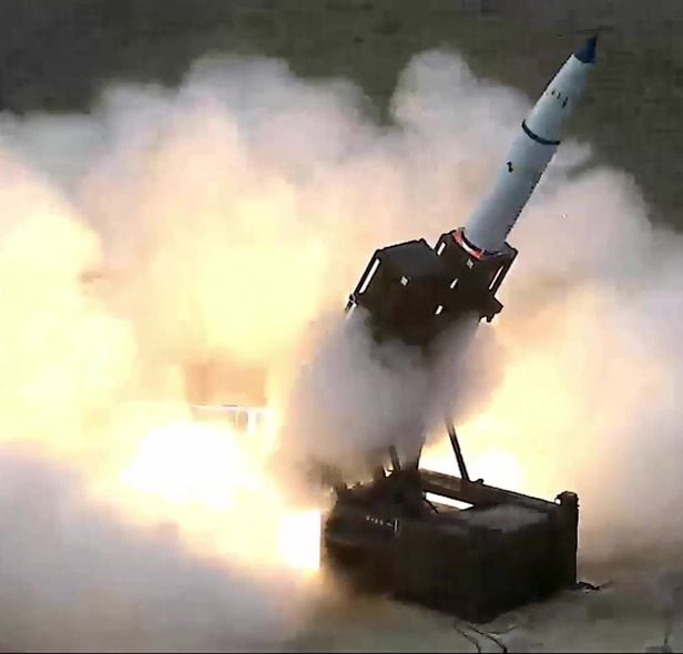국방과학연구소가 지난 6월 공개한 장거리지대공유도무기(L-SAM)의 탄도탄 요격시험 모습./국방부 제공