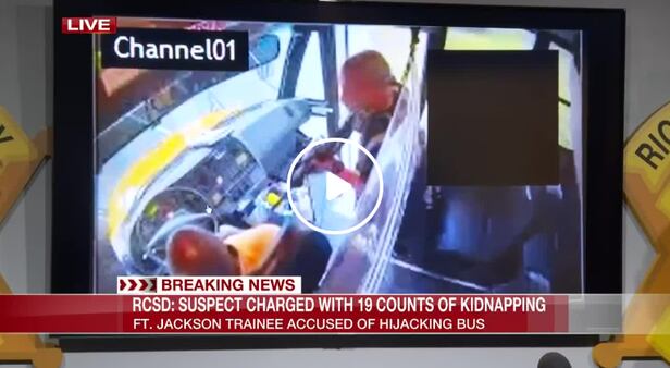 지난 6일 오전7시 미국 노스캐롤라이나 주엥서 한 초등학교 통학버스에 탈영병이 뛰어들어 버스 운전기사에게 소총을 겨누는 모습이 찍힌 버스 CCTV 화면.