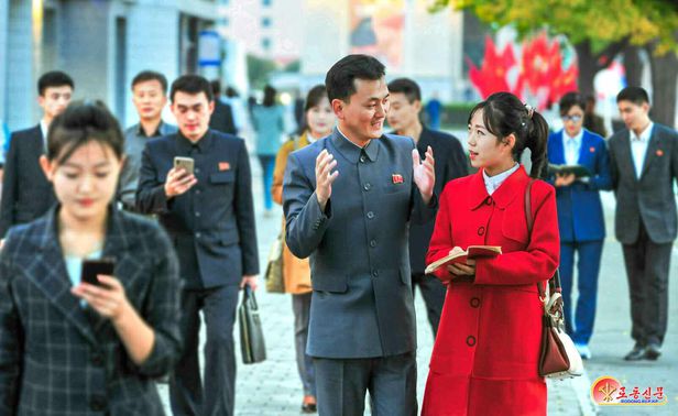 지난 10월 21일 북한 노동당 기관지 노동신문에 실린 평양 중구역 주민들의 출근길 모습. /노동신문