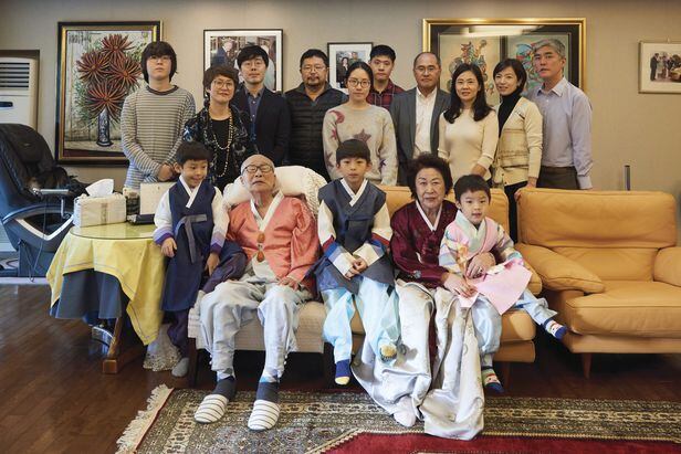 김우중 전 대우 회장(앞줄 왼쪽에서 두 번째)이 세상을 뜨기 전 찍은 가족 사진.
/김선정 제공