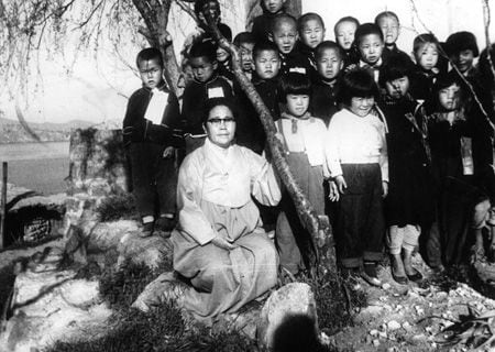 1960년대 초등학교에 진학하는 목포 공생원 아이들과 함께 기념사진을 촬영한 윤학자 여사.