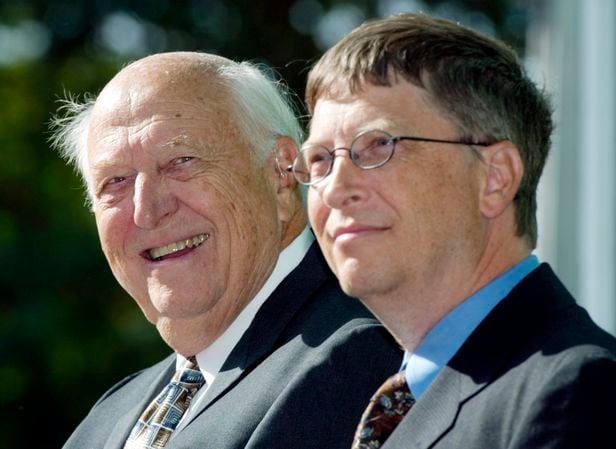 2003년 9월 윌리엄 H. 게이츠 시니어(왼쪽)가 아들 빌 게이츠와 함께 자신의 모교 미국 시애틀 워싱턴 대학교에 그의 이름을 딴 건물 개관 기념식에 참가했다./AP 연합뉴스