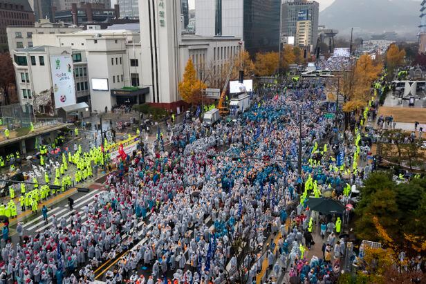 지난 11월 12일 서울 도심 세종대로에서 보수·진보단체 집회가 동시에 열려 양방향 교통이 통제됐다. 경찰이 두 집단간 충돌을 방지하기 위해 경찰버스로 차벽을 세웠다./이태경기자