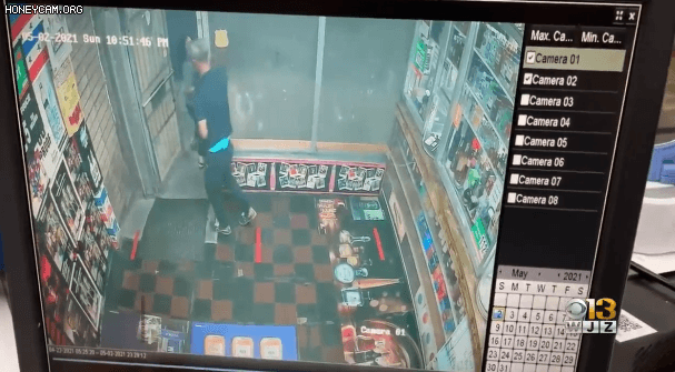 미국 메릴랜드주(州) 볼티모어에서 한인 여성들이 운영하는 주류매장에 괴한이 침입해 공격하는 순간을 담은 CCTV 영상. 이후 괴한이 한인 여성들에게 벽돌로 공격하는 장면이 나온다./볼티모어 지역방송 'WJZ'