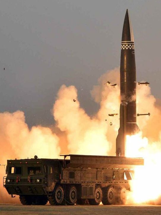 북한이 지난 25일 함경남도 함주군 일대에서 발사한 개량형 KN-23 탄도미사일/조선중앙통신 연합뉴스