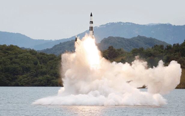 북한이 지난 10월 25일 저수지에서 잠수함발사탄도미사일(SLBM)을 발사하고 있다. /뉴시스.