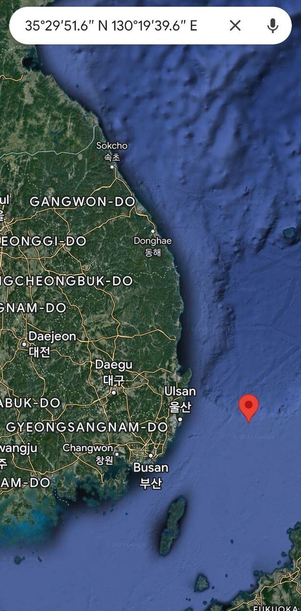 북한군이 7일 발사한 순항미사일의 낙탄 지점이라며 밝힌 울산시앞 80㎞ 부근수역(위도 35°29′51.6″,경도 130°19′39.6″)의 좌표. /구글 지도