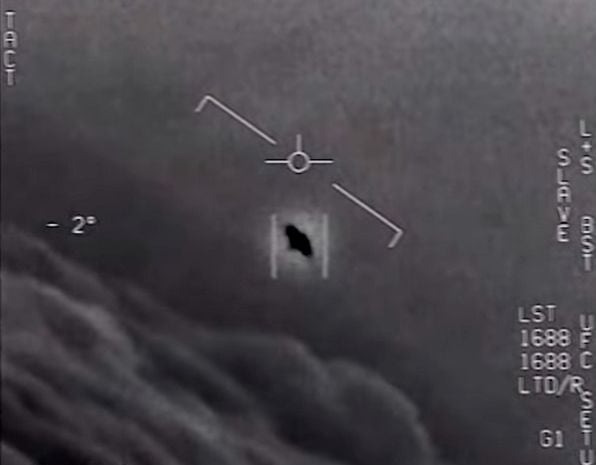 미 국방부가 2021년 공개한 UFO 추정 비행 물체 동영상. 
/유튜브 캡처