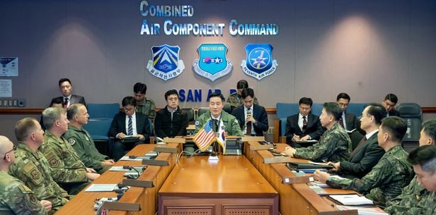 신원식 국방부장관이 21일 공군작전사령부 한국항공우주작전본부(KAOC)  공작사 및 미7공군 관계자들이 참석한 가운데 작전지도를 하고 있다./국방부 