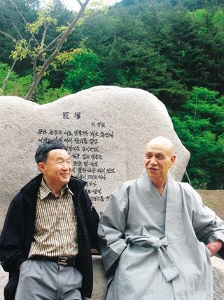 오현 스님(오른쪽)과 신경림 시인이 백담사 만해마을에 세워진 신 시인의 시비 ‘파장(罷場)’ 앞에서 이야기를 나누고 있다.