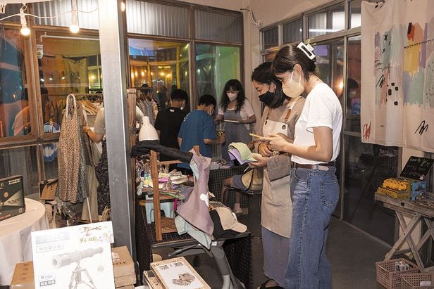 지난달 25일 'CCC 페스타' 플리마켓에서 청년들이 물건을 판매하고 있다.
