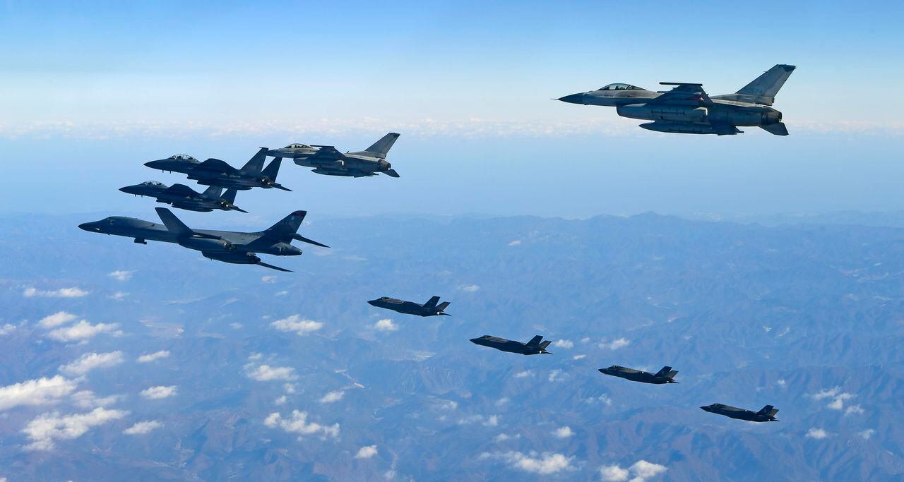 2017년 12월 '비질런트 에이스' 훈련에서 한국공군 F-16 2대, F-15K 2대, 美 B-1B 1대, F-35A 2대, F-35B 2대가 편대를 이루어 비행하는 모습./공군 제공