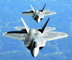 미국의 최신예 스텔스 전투기 F-22 두 대가 초계비행을 하고 있다.
