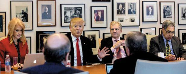 도널드 트럼프(왼쪽 둘째) 미국 대통령 당선인이 22일(현지 시각) 미국 뉴욕 맨해튼 뉴욕타임스(NYT) 본사 건물의‘처칠룸’에서 뉴욕타임스 간부와 기자들을 만나 인터뷰하고 있다. 