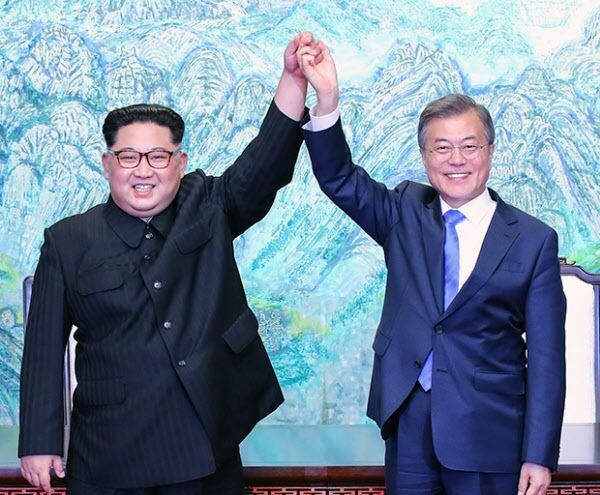 2018년 판문점에서 만난 문재인 대통령과 북한 김정은./조선일보DB