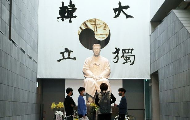 서울 남산 안중근의사기념관에서 학생들이 참배하고 있다. 오는 26일 ‘하얼빈 의거 113주년 기념식’이 열린다. /뉴스1