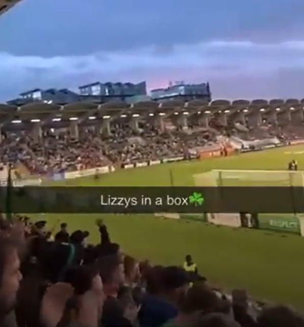8일(현지시각) 아일랜드 더블린 탈르흐트 경기장 관중들이 “여왕이 죽었다”(Lizzy's in the box, in the box!)고 외치고 있다./트위터