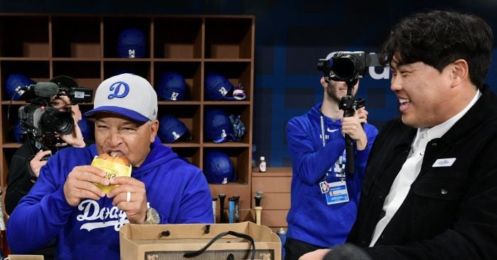 Seongsimdang Bread Gift: LA Dodgers Manager Dave Roberts’ Thumbs Up Mukbang Goes Viral