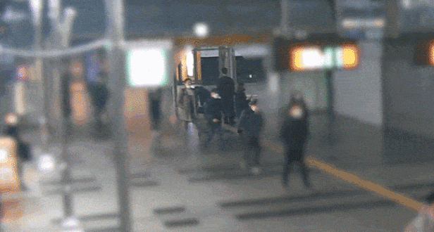 지난달 20일 경기 안양시 안양역 대합실에서 60대 남성이 심근경색으로 쓰러지자 한국도로공사 장대언(37)대리가 심폐소생술을 하고 있다. /한국도로공사 제공