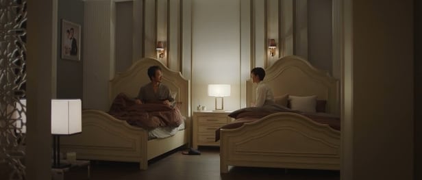 각자의 수면 습관이나 생활 패턴이 달라서 오는 불편함을 피하기 위해 침대를 분리해서 쓰는 부부들이 늘고 있다. 사진은 인기 드라마 '스카이캐슬'의 한 장면.