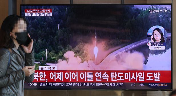 북한이 대륙간탄도미사일(ICBM) 추정 미사일을 발사한 18일 서울역 대합실에 설치된 모니터에서 관련 뉴스가 나오고 있다. 합동참모본부는 북한이 이날 오전 동쪽 방향으로 탄도미사일을 발사했다고 밝혔다./연합뉴스