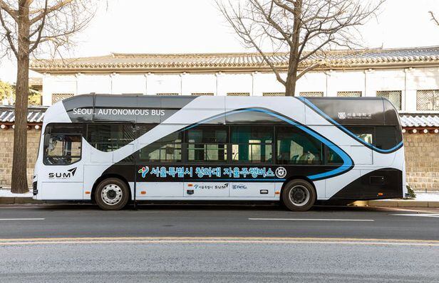 서울시는 전국 최초로 시내버스와 동일한 규격의 대형 전기 자율주행버스 2대가 22일 오후 2시부터 청와대 주변에서 본격적으로 정기 운행을 시작한다고 21일 밝혔다./서울시 