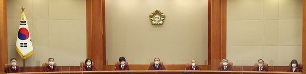 유남석 헌법재판소장(가운데)을 비롯한 재판관들이 22일 오후 서울 종로구 헌법재판소 대심판정에 입장해 자리에 앉아 있다. /연합뉴스