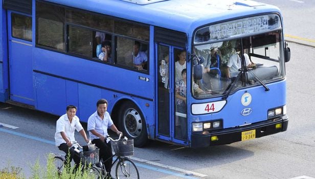 지난 2013년 9월2 일 북한 개성시 봉동리 개성공단 북측 근로자들이 버스와 자전거를 타고 퇴근하고 있다. /뉴스1