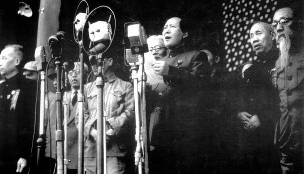 1949년 10월 1일 중화인민공화국을 선포하는 마오쩌둥(가운데). /위키피디아